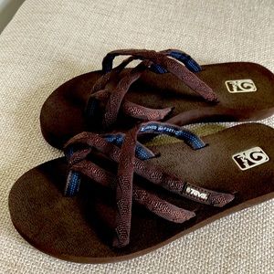 Women’s Teva brown flip flops size 8